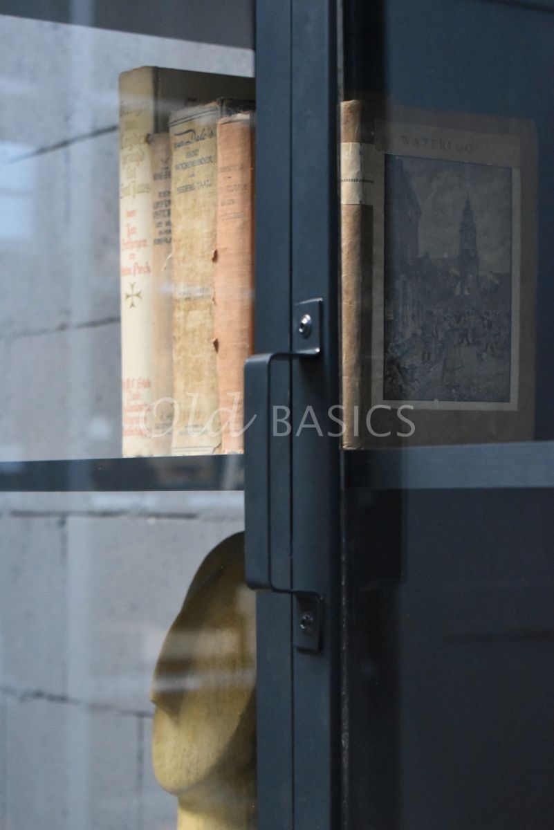 Detail van Apothekerskast demi, 3 deuren, RAL7021, zwart, grijs, materiaal staal